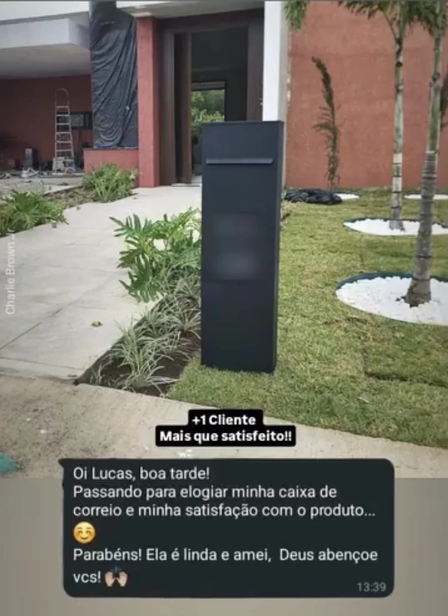 Mensagem de cliente no WhatsApp com foto da caixa instalada: “Passando para elogiar minha caixa de correio e minha satisfação com o produto. Parabéns! Ela é linda e amei”
